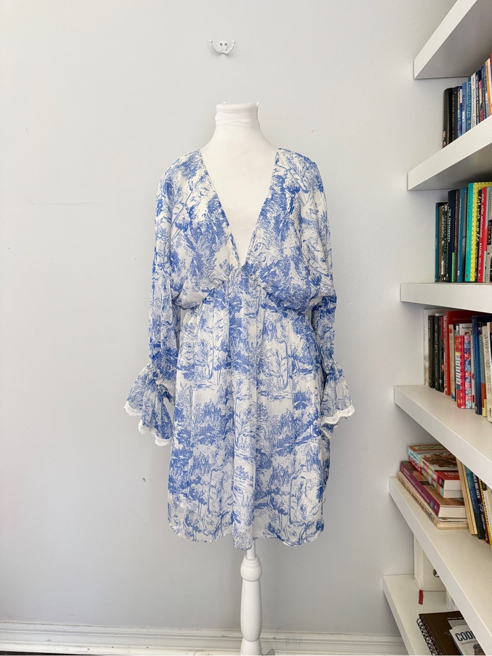 BTFL Life Blue & White Toile Mini Dress with Ruffled Cuffs Lightweight Large